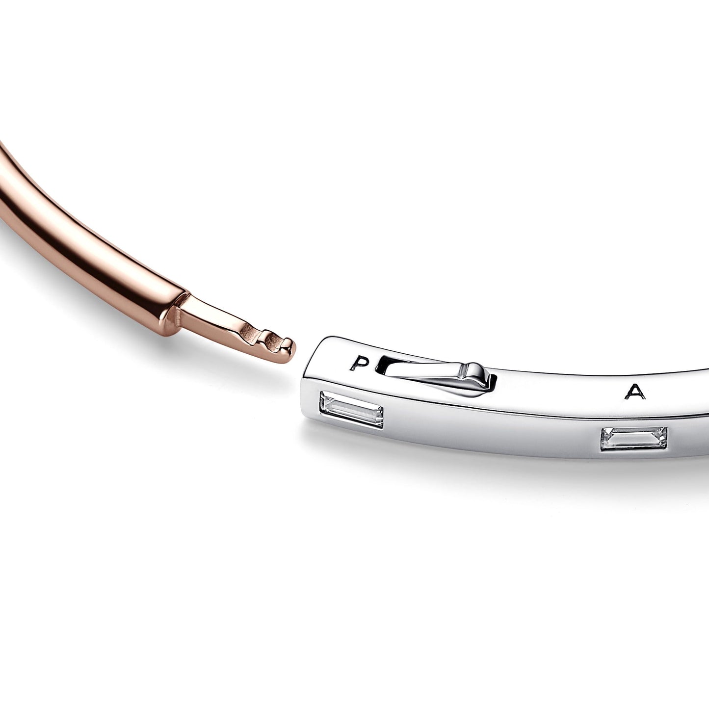 PANDORA Signature Bicolor I-D Pavé-Armreif aus Sterling Silber mit 14 Karat rosévergoldete Metalllegierung, Zirkonia, Größe: 16cm, 582740C01-1
