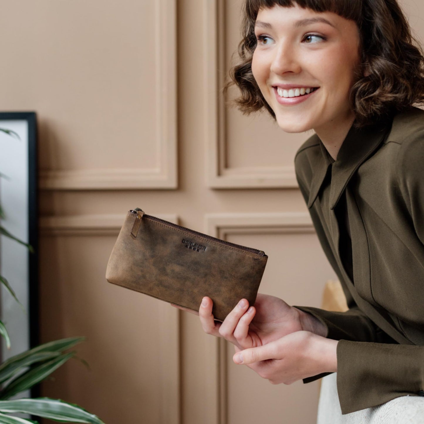 Berliner Bags Vintage Kosmetiktasche Anna, Kleiner Kulturbeutel, Schminktasche aus Leder, Federmäppchen für Damen und Mädchen – Braun