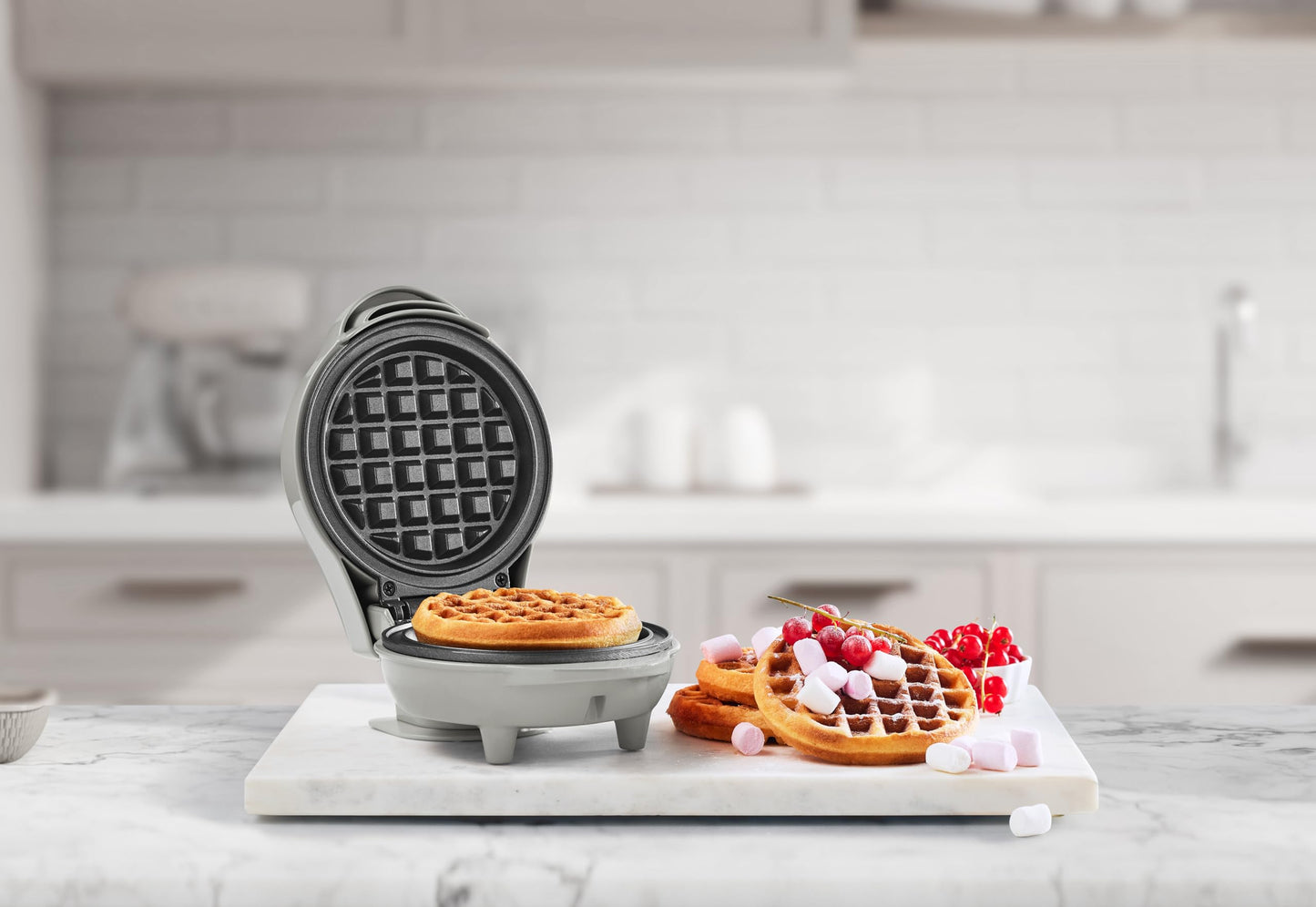 Bestron Mini-Waffeleisen für klassische Waffeln, kleiner Waffelmaker mit Antihaftbeschichtung, für Kindergeburtstage, Familienfeiern, Ostern oder Weihnachten, Backfläche Ø 10cm, Farbe: Grau