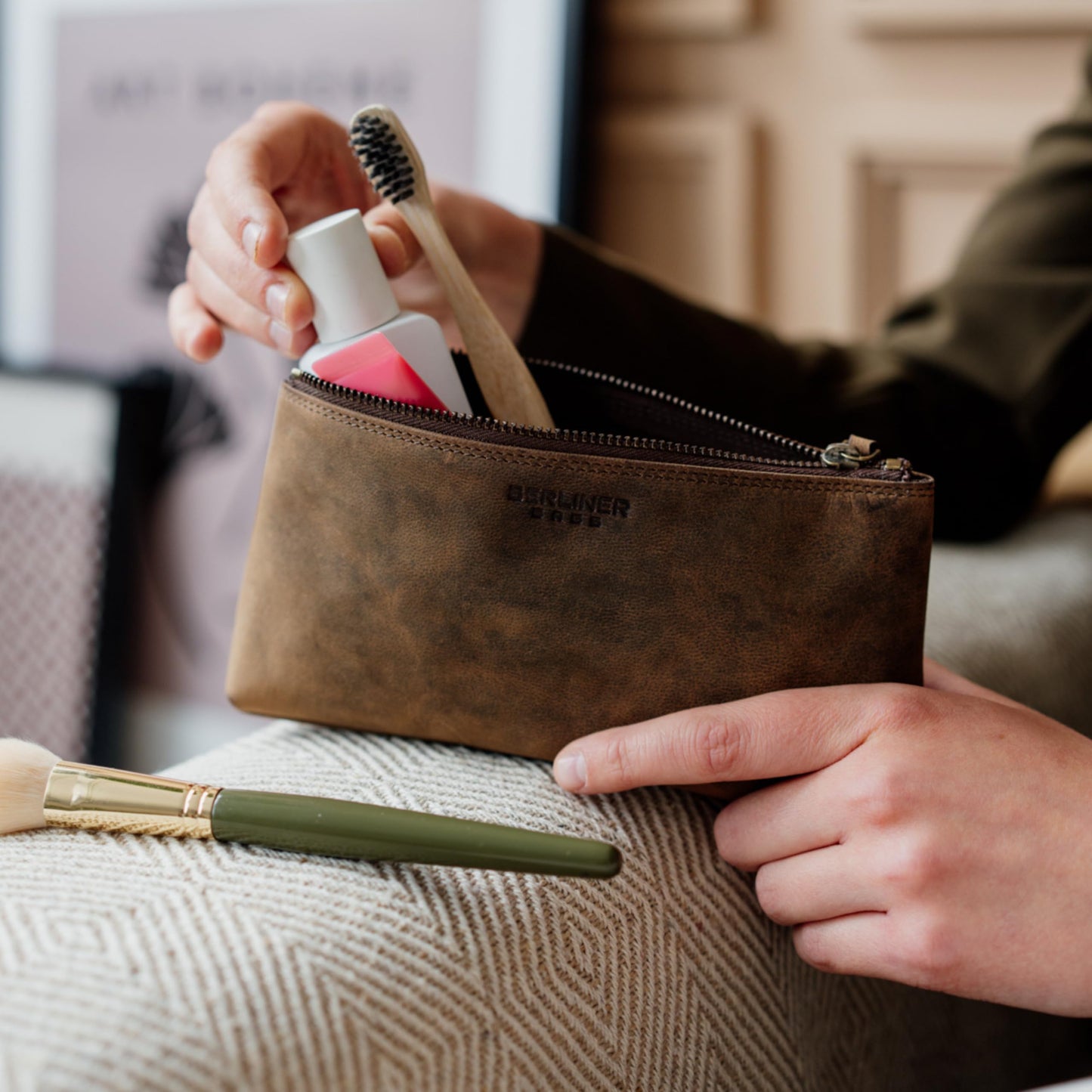 Berliner Bags Vintage Kosmetiktasche Anna, Kleiner Kulturbeutel, Schminktasche aus Leder, Federmäppchen für Damen und Mädchen – Braun