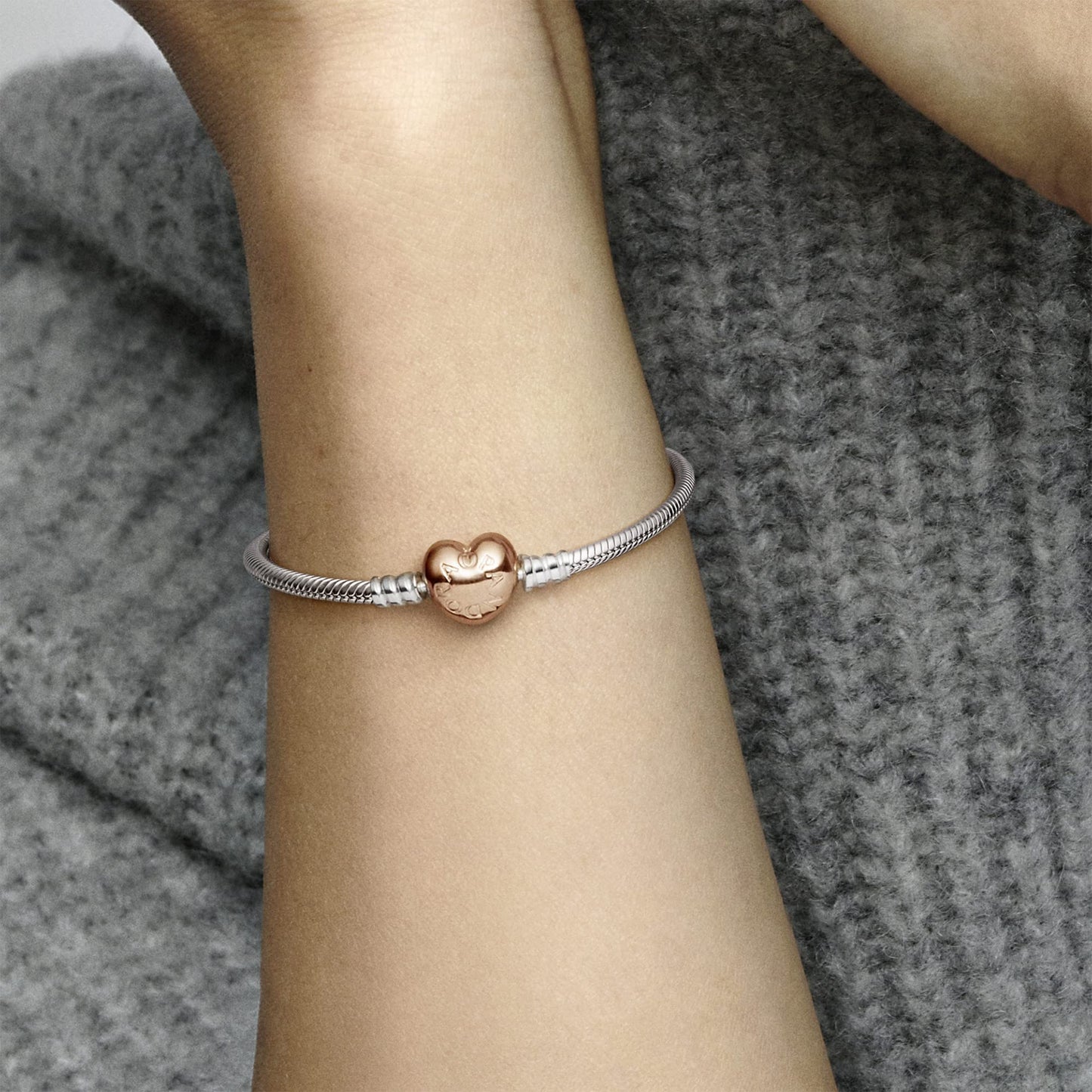 PANDORA Moments Schlangen-Gliederarmband mit Herz-Verschluss aus Sterling-Silber und rosévergoldeter Metalllegierung, kompatibel mit Charms und Anhängern aus der Moments Kollektion, Größe: 17cm