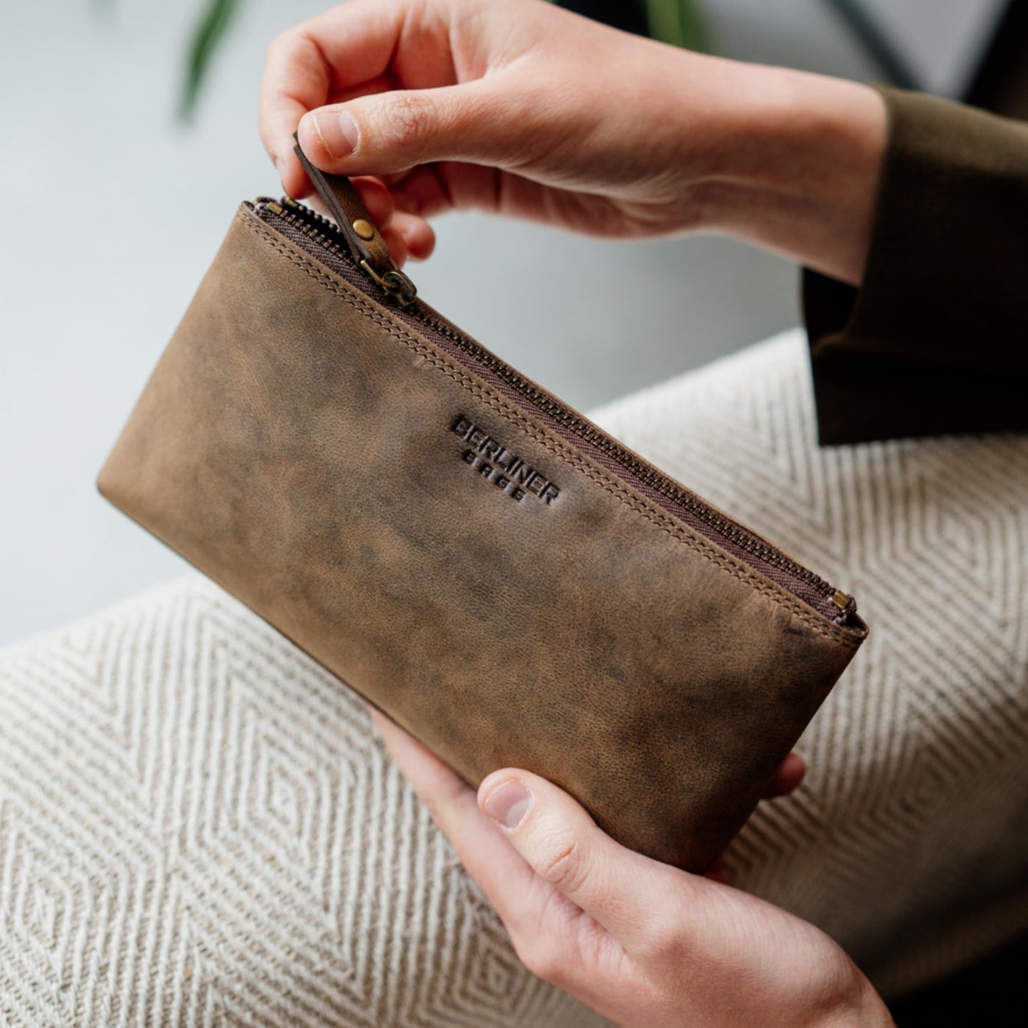 Berliner Bags Vintage Kosmetiktasche Anna, Kleiner Kulturbeutel, Schminktasche aus Leder, Federmäppchen für Damen und Mädchen – Braun