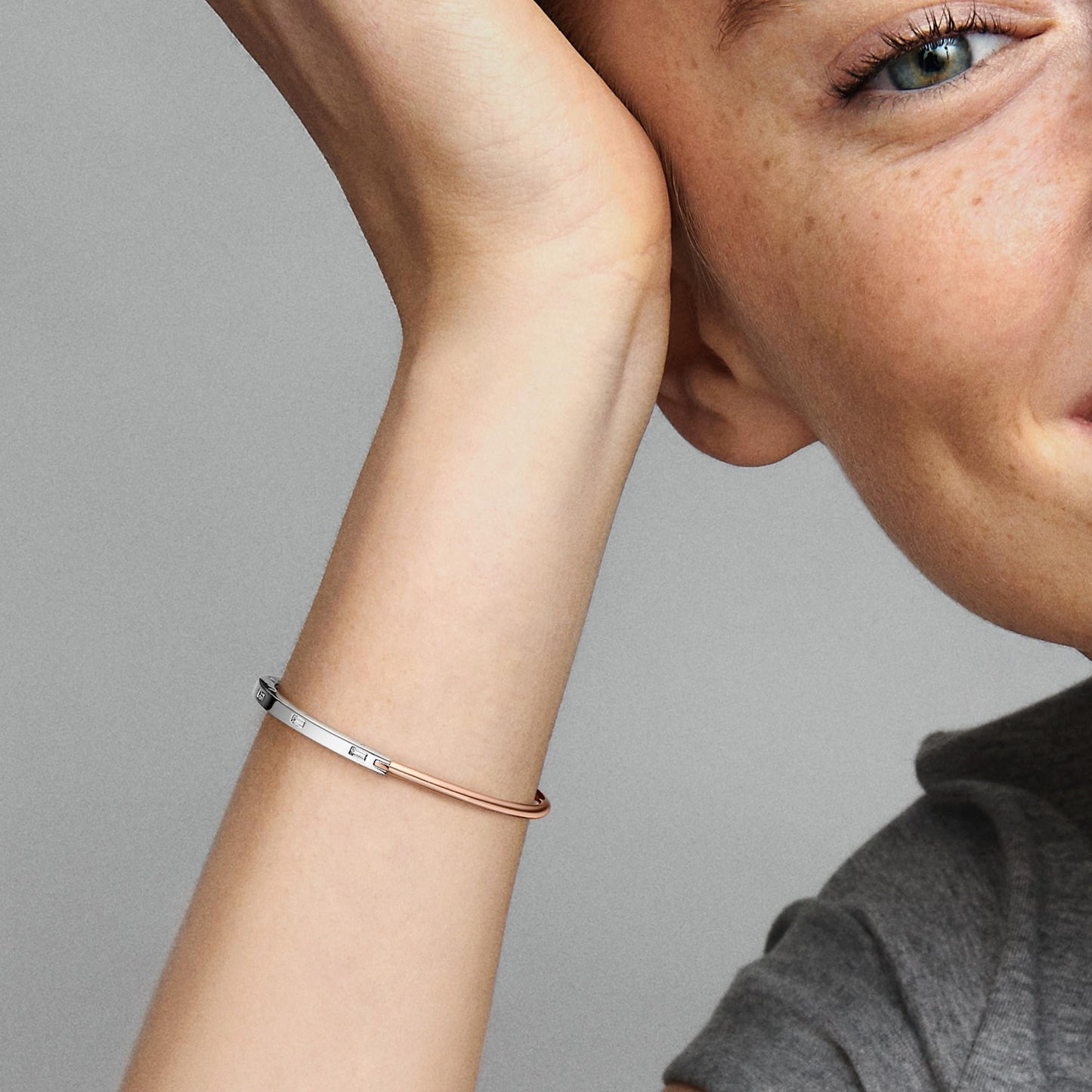 PANDORA Signature Bicolor I-D Pavé-Armreif aus Sterling Silber mit 14 Karat rosévergoldete Metalllegierung, Zirkonia, Größe: 16cm, 582740C01-1