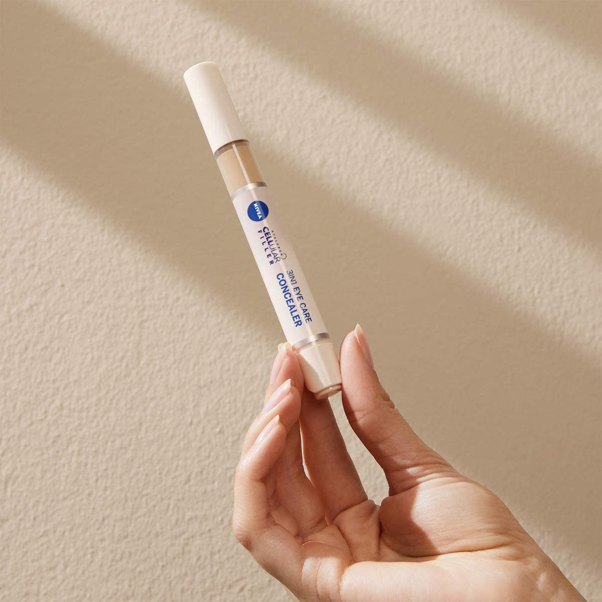 NIVEA Hyaluron Cellular Filler 3IN1 Augenpflege Concealer Hell (4 ml), Anti-Age Concealer mit Hyaluron, Abdeckstift für Augenringe, Rötungen und Pickel