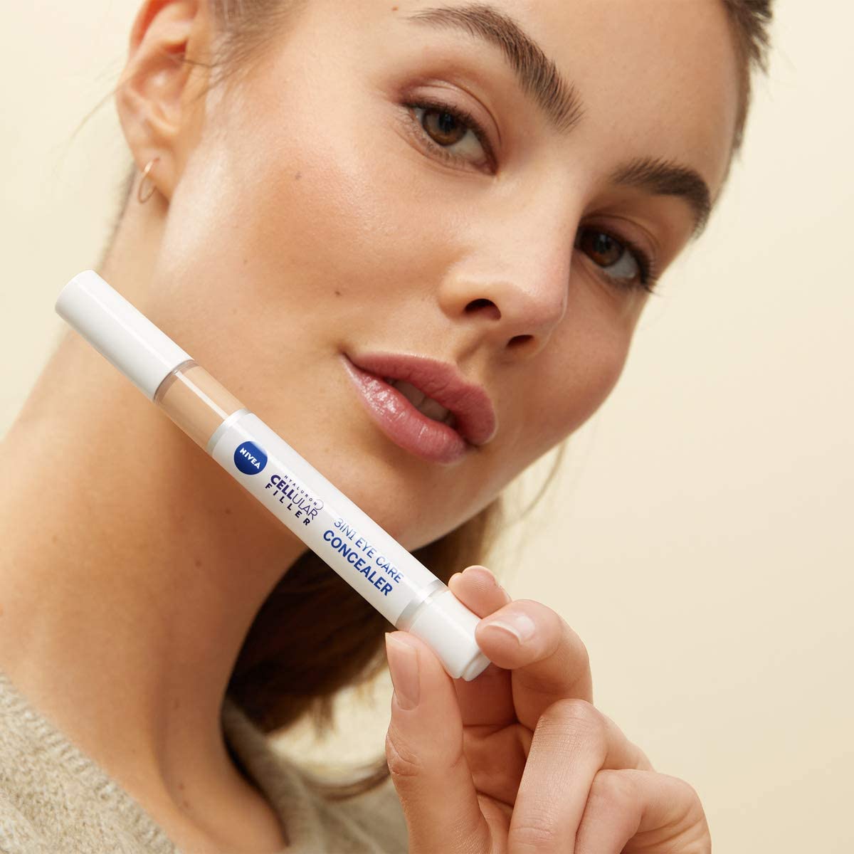 NIVEA Hyaluron Cellular Filler 3IN1 Augenpflege Concealer Hell (4 ml), Anti-Age Concealer mit Hyaluron, Abdeckstift für Augenringe, Rötungen und Pickel