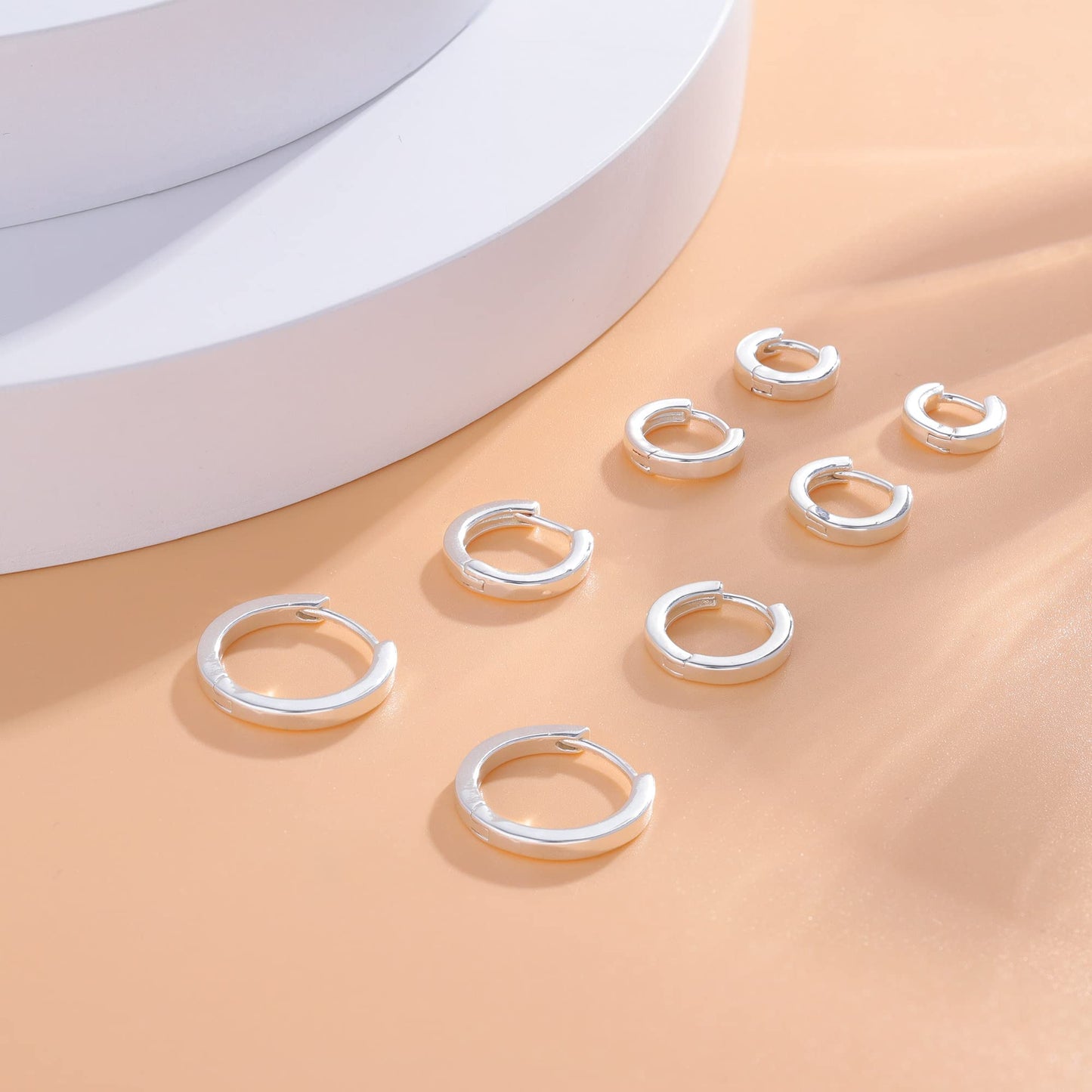 4 Paar kleine Creolen für Damen 925 Silber Post Huggie Creolen Set 18 Karat Gold/Silber Creolen Schläfer Ohrringe für Mädchen Mehrere Piercings Kleine Kugelohrstecker