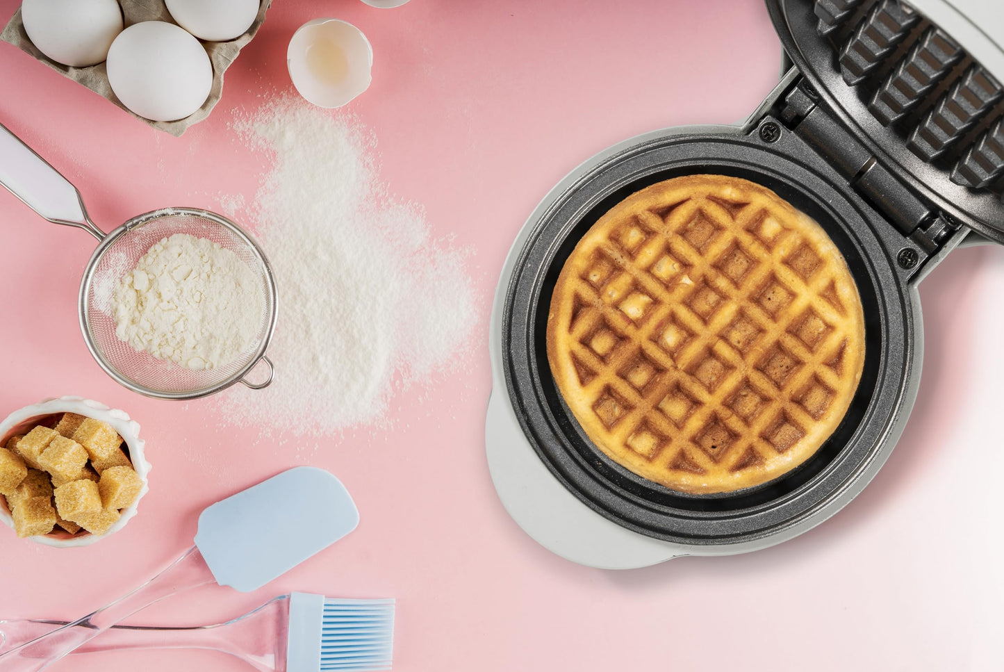Bestron Mini-Waffeleisen für klassische Waffeln, kleiner Waffelmaker mit Antihaftbeschichtung, für Kindergeburtstage, Familienfeiern, Ostern oder Weihnachten, Backfläche Ø 10cm, Farbe: Grau